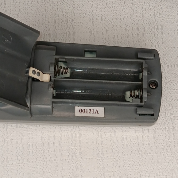 Sanyo Remote w/laser pointer - Picture 8 of 10